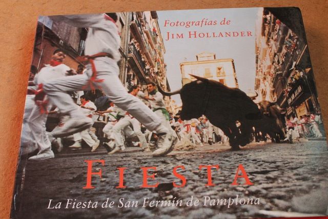 Fiesta. La Fiesta de San Fermín de Pamplona. Fotografías de... Introducción de Inge Morath. Textos de Francisco Rivera Ordóñez, Javier Solano, Joe Distler, David Pierce, Dennis Cole.