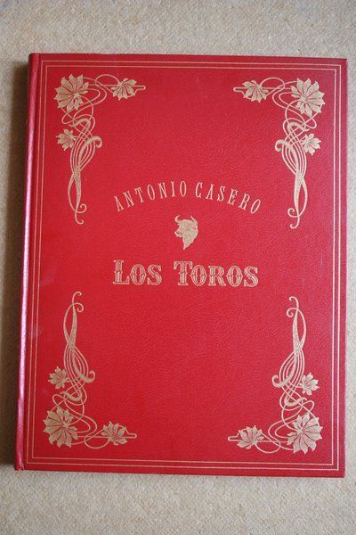 Los toros. Textos de José Luis Pécker.