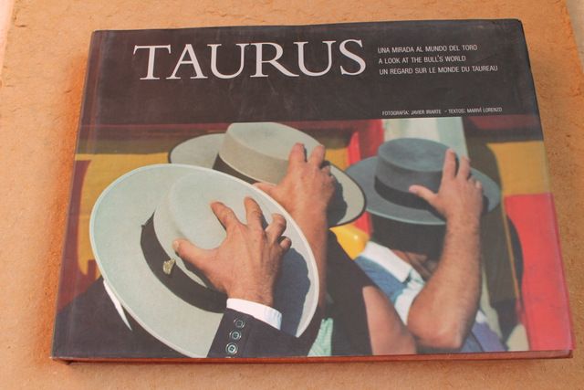 Taurus. Una mirada al mundo del toro. A look at the bull's wordl. Un regard sur le monde du taureau. Fotografía: javier Iriarte. Textos: Mariví Lorenzo.