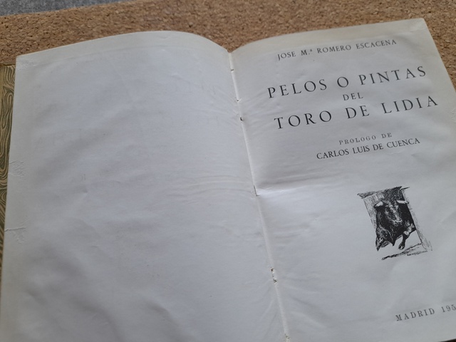 Pelos o pintas del toro de lidia. Prólogo de Carlos Luis de Cuenca.