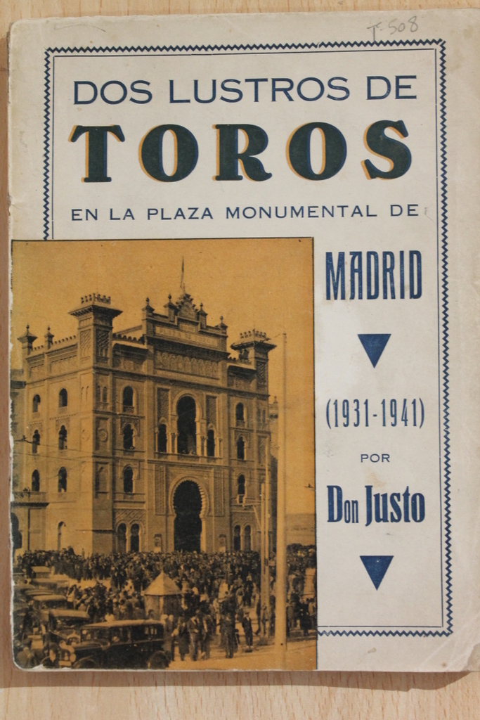 Dos lustros de toros en la Plaza Monumental de Madrid (1931-1941). Fotografías de Santos Yubero, dibujos de Saavedra, fotograbados de Monasterio.