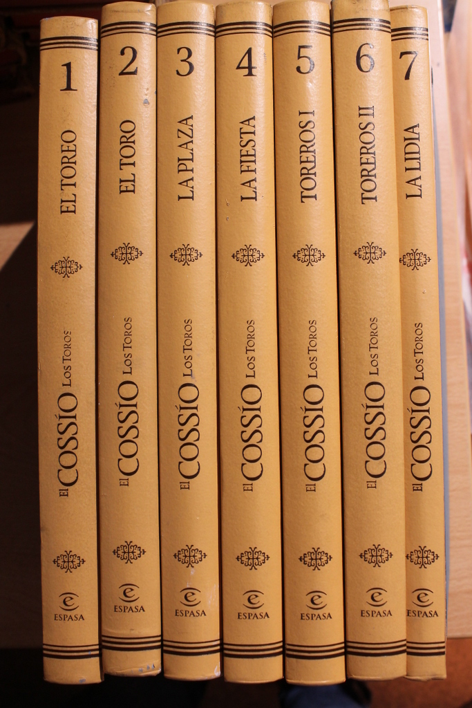 El Cossío. Los Toros. Volumen 1: El toreo. Volumen 2: El toro. Volumen 3: La plaza. Volumen 4: La Fiesta. Volúmenes 5 y 6: Toreros. Volumen 7: La Lidia.