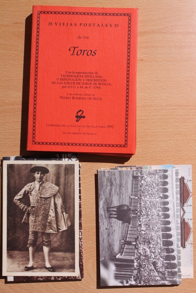 25 viejas postales 25 de los Toros. Con la reproducción de Taurimaquia sevillana, o Renovación y descripción de los Juegos de Toros de Sevilla, por D.F.O. y M. de P. (1794). Y con un artículo actual de Pedro Romero de Solís.