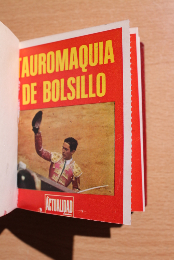 Tauromaquia de bolsillo. Una enciclopedia taurina con fichas a todo color, comentadas con rigor y brevedad. Director: José Luis Cebrián Bone. Textos: José Luis Quintanilla. Fotos: Antonio F. Navas, Rogelio Leal y Miguel Alonso. Con la colaboración de Pedro Domecq.