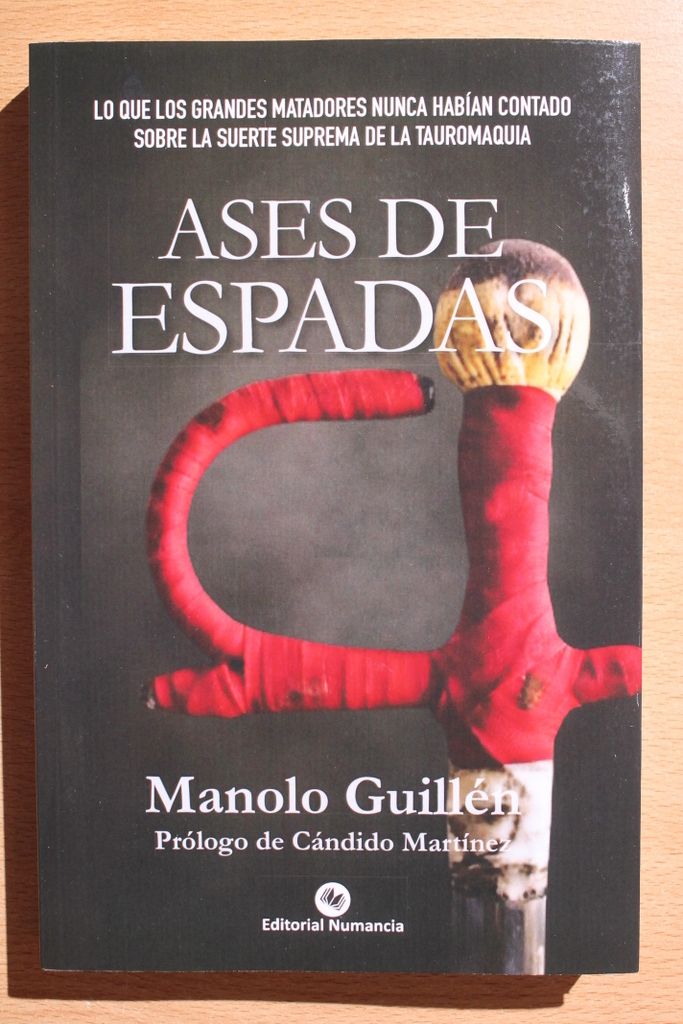 Ases de espadas. Lo que los grandes matadores nunca habían contado sobre la suerte suprema de la Tauromaquia. Prólogo de Cándido Martínez.