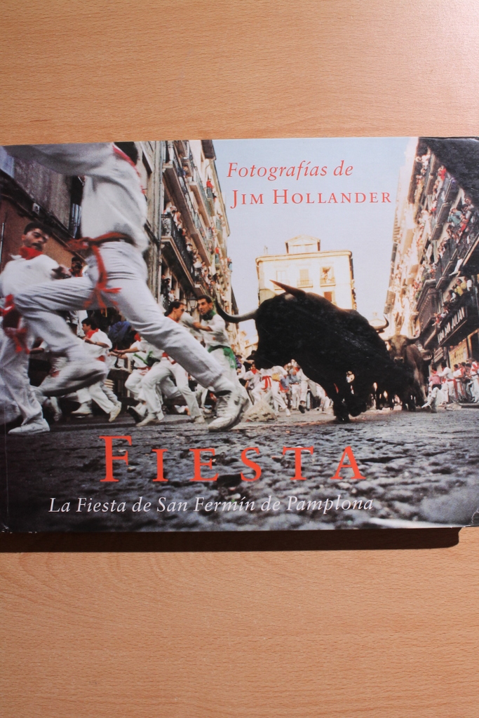 Fiesta. La Fiesta de San Fermín de Pamplona. Fotografías de... Introducción de Inge Morath. Textos de Francisco Rivera Ordóñez, Javier Solano, Joe Distler, David Pierce, Dennis Cole.