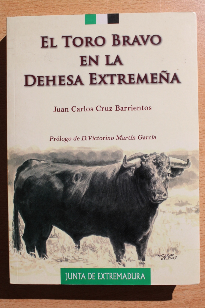 El toro bravo en la dehesa extremeña. Prólogo de Victorino Martín.