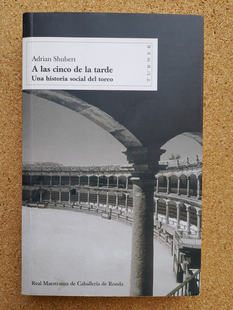 A las cinco de la tarde. Una historia social del toreo.