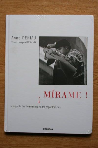 ¡Mírame! Je regarde des hommes qui ne me regardent pas. Texte: Jacques Durand.
