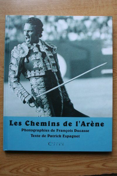 Les chemins de l\'arène. Photographies de François Ducasse. Texte de…