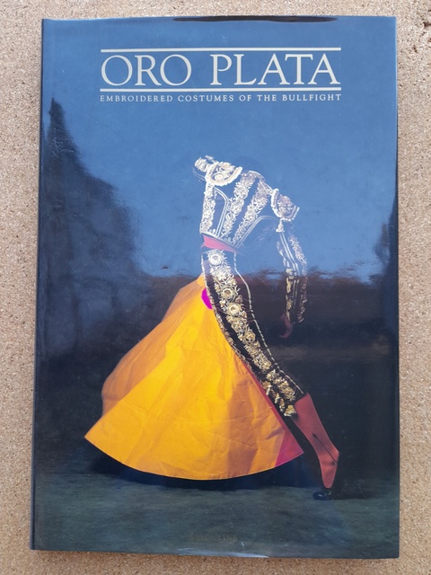 Oro Plata. Embroidered costumes of the Bullfight. Photograps: Peter Muller. Danièle Carbonel based on text by Pedro Soler. Preface Luis Migue Dominguín.