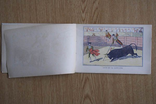 Corrida de toros. Colección de 16 láminas y portada, describiendo varias suertes de la lidia, en cromo-litografía.